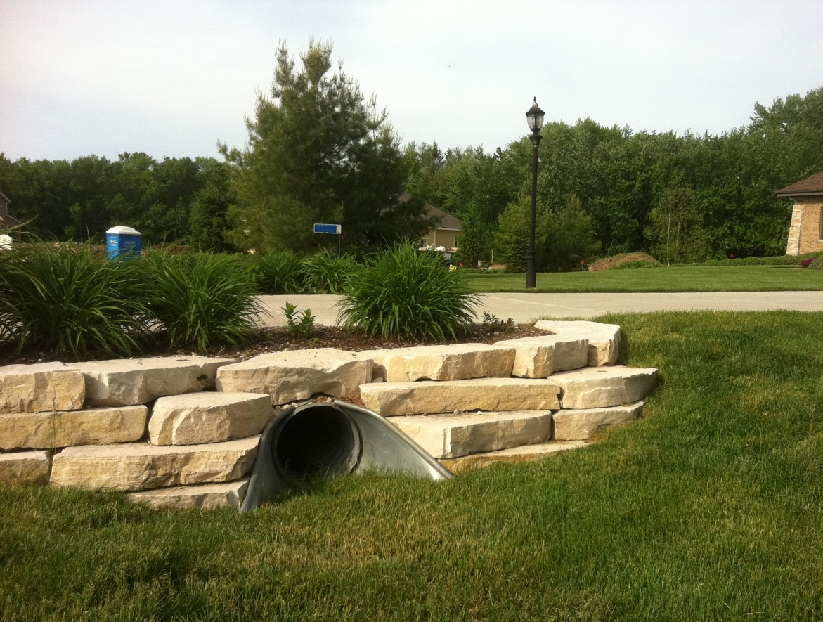 Outcropping retaining wall in Mequon, WI